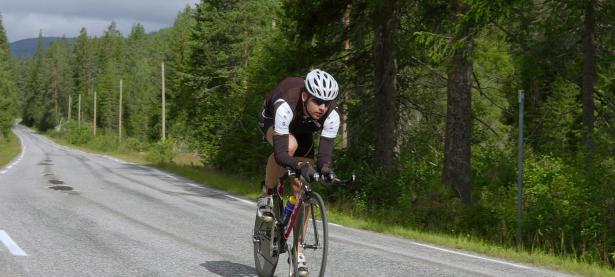 FB体育下载-赛道绝境中的逆袭，塞恩斯扛起全队，迈凯伦绝杀威廉姆斯