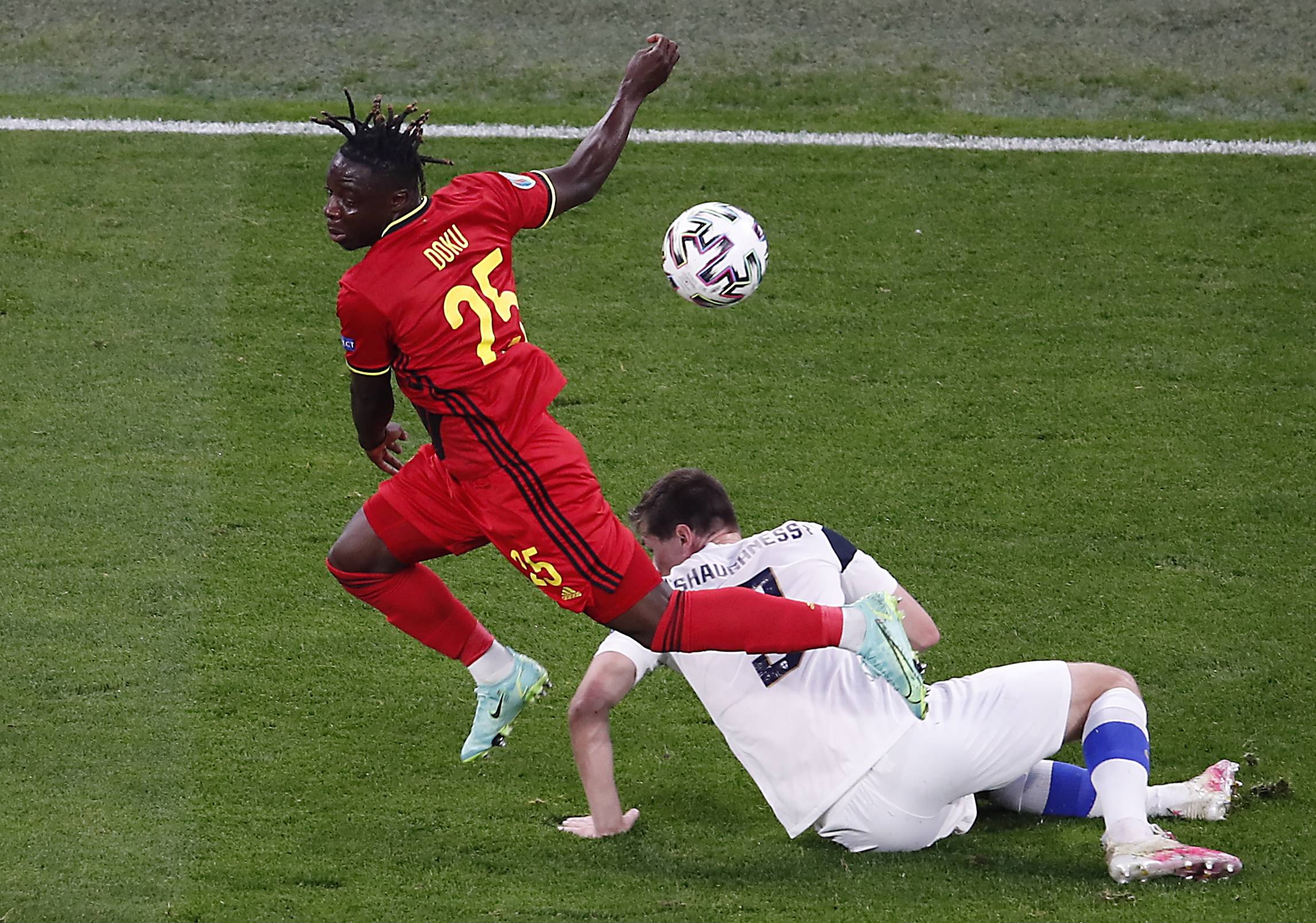 关于争夺激烈！球员拼尽全力拼抢每个球的信息