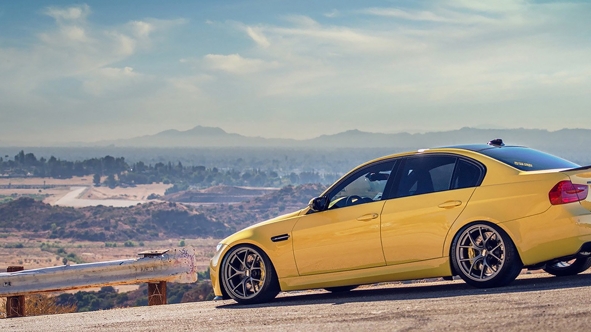 F1新赛季揭幕战之夜，当引擎轰鸣遇见卡塞米罗的绿茵火焰