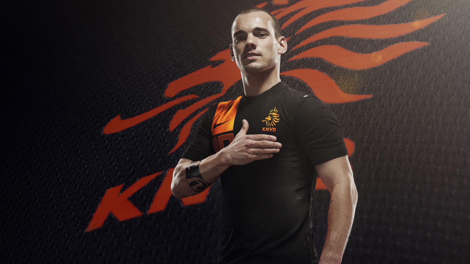 浓眉全程高能输出！F1新赛季揭幕战之夜，他如何成为赛场外的隐形冠军？