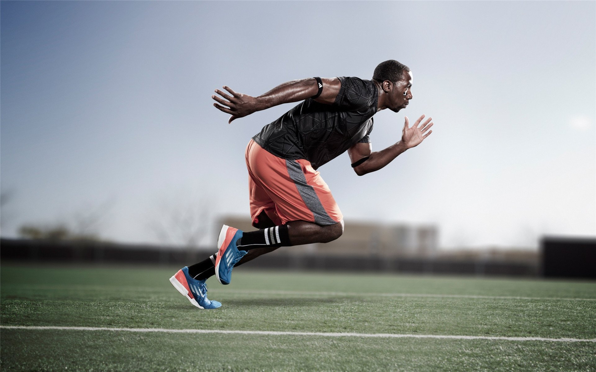 F1新赛季揭幕战之夜，伊萨克关键战不手软，一骑绝尘开启争冠序章